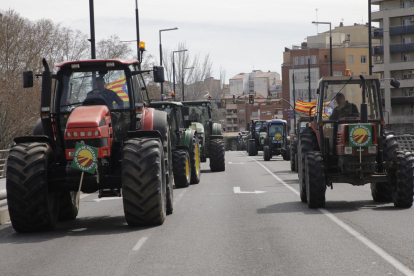 Un momento del recorrido de los tractores camino a la subdelegación del Gobierno central en Lleida.