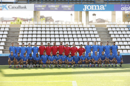 Jugadors i tècnics del Lleida Esportiu van posar ahir sobre la gespa del Camp d’Esports.