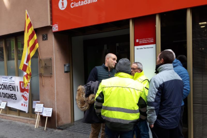 Algunos de los trabajadores de la Noguera tras el acuerdo con FCC en la sede de trabajo en Lleida. 