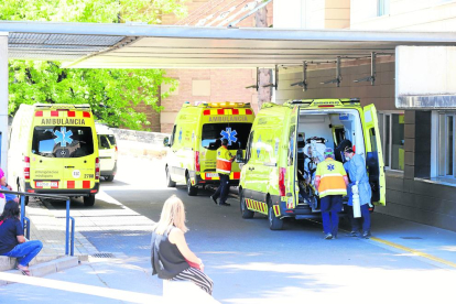 Tres ambulàncies ahir davant la unitat d’Urgències de l’Arnau de Vilanova.