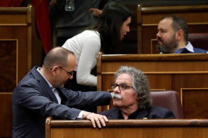 Carles Campuzano conversa amb Joan Tardà ahir al Congrés dels Diputats.