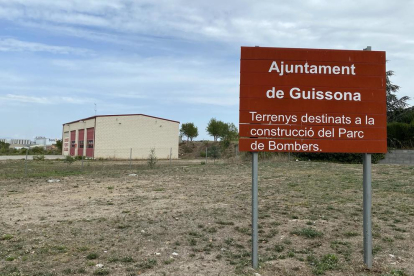 El parc de bombers voluntaris de Guissona i els terrenys en els quals es preveu l’ampliació.