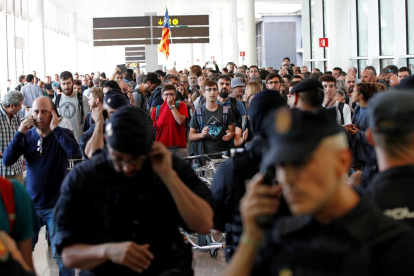 Mossos d'Esquadra i Policia Nacional controlen els accessos a l'aeroport del Prat.