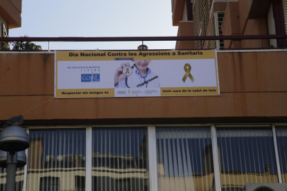 El Col·legi de Metges de Lleida va penjar aquest cartell a la seu contra les agressions.