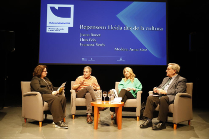 Anna Sàez, Francesc Serés, Joana Bonet y Lluís Foix, ayer durante el debate en el Teatre de l’Escorxador.