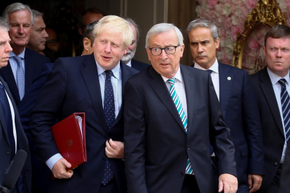 El primer ministro británico, Boris Johnson, junto al presidente de la CE,  Jean-Claude Juncker.