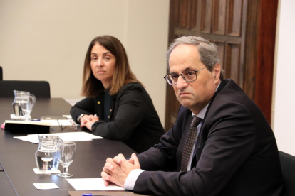 El president de la Generalitat, Quim Torra, amb la consellera de la Presidència, Meritxell Budó, durant la reunió amb el món local per analitzar l'evolució del coronavirus