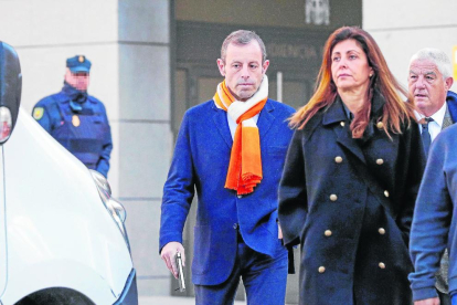 Sandro Rosell, ayer a su llegada a la Audiencia Nacional en compañía de su esposa Marta Pineda.