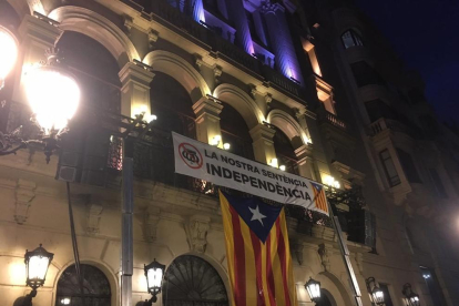 La Paeria cuelga una pancarta con una corona del revés: 'Nuestra sentencia. Independencia'