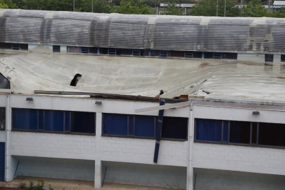 S'ensorra part de la teulada del col·legi Mirasan de Lleida