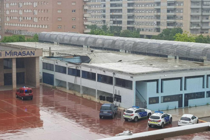 S'ensorra part de la teulada del col·legi Mirasan de Lleida