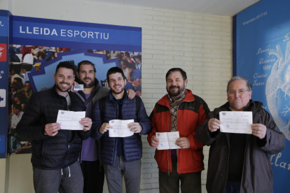 Alguns dels aficionats del Lleida que van adquirir ahir bitllet i entrada per a Alacant.