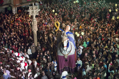 La Rosalia montada en un gran caballo culminó la celebración en la renovada Plaça Major de Tàrrega.