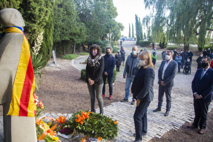 Momento de la ofrenda floral ayer por la tarde en el monumento dedicado a Companys en El Tarròs.