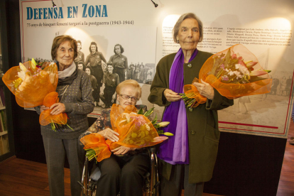 Montserrat Clavera, Dolors Solé y Pilarín Minguell, durante el homenaje de ayer.