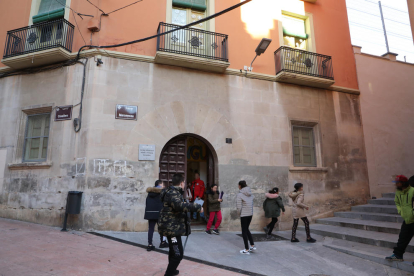 Alumnos del Cervantes saliendo ayer de la sede del centro en Cavallers.