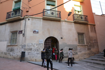 Alumnes sortint divendres passat de l’edifici del carrer Cavallers del col·legi Cervantes.