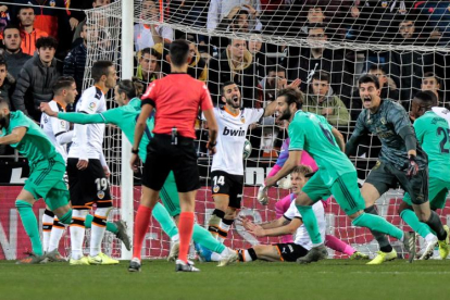 Karim Benzema celebra el seu gol, aconseguit a l’últim minut, que va salvar un punt al Madrid.