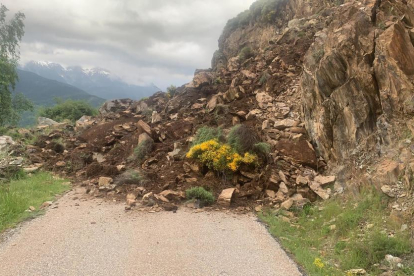 VÍDEO | Una esllavissada deixa dos pobles incomunicats al Pallars Sobirà