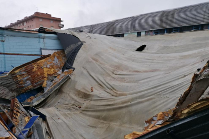 Restes de la teulada del poliesportiu del col·legi Mirasan, que va col·lapsar ahir a primera hora per l’acumulació d’aigua.