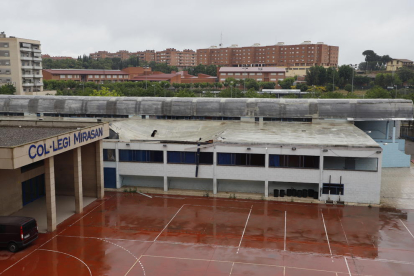 Restos del tejado del polideportivo del colegio Mirasan, que colapsó ayer a primera hora por la acumulación de agua. 