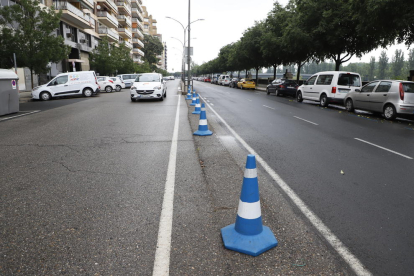 Peatones a última hora de la tarde en el tramo cortado de la avenida de Madrid.
