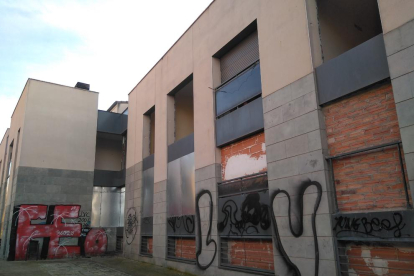 Este edificio de Sant Martí ha sido tapiado varias veces para evitar ser okupado.