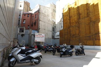 Imagen del parking para motos en la avenida Francesc Macià, cuyo solar será edificado.