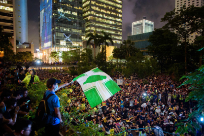 Miles de personas piden la implicación de Londres y Washington en el conflicto, ayer, en Hong Kong.