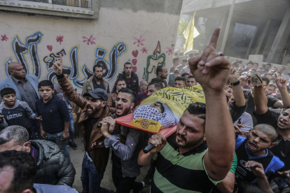Desenes de palestins al funeral d’un mort en els atacs.
