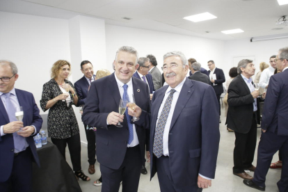 El  actual presidente de la Cámara de Lleida, Jaume Saltó, con su predecesor, Joan Simó. 