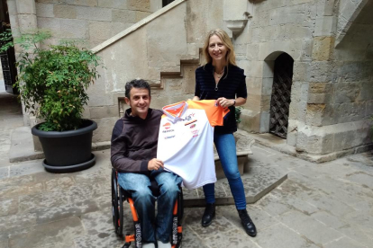 Isidre Esteve, en la imagen, ayer junto a Mireia González Antó, colabora con la Cursa Entre Vinyes.