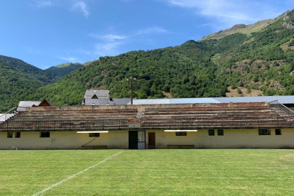 El estado actual de las gradas del campo de futbol de Bossòst.