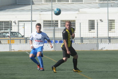 Un jugador local s’escapa dels seus perseguidors en una de les jugades que van tenir lloc ahir al partit entre Mollerussa i Muntanyesa.