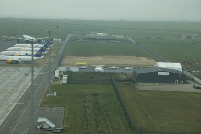 Imatge dels moviments de terra per construir el nou hangar a l’aeroport d’Alguaire.