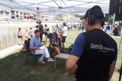 Joan Cama condueix el programa al set de Lleida TV vora el riu.