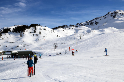 Esquiadores en Baqueira el lunes, cuando abrió la estación.