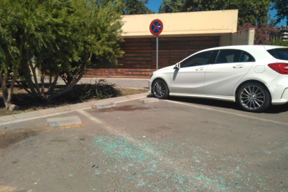Imagen de los cristales rotos de un vehículo ayer en Cappont. 