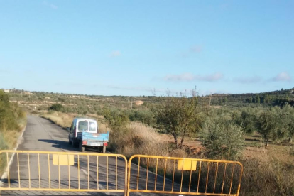 Las grietas que han aparecido en la carretera de Castelldans.
