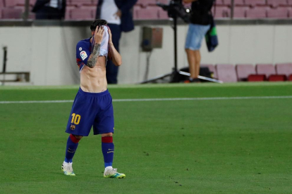 Leo Messi, lamentándose tras un mal partido de los suyos.