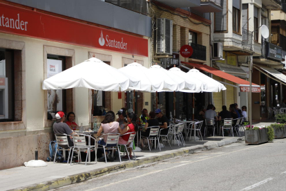 Imatge de clients en una terrassa d’un bar de Sort a finals del mes de juny passat.