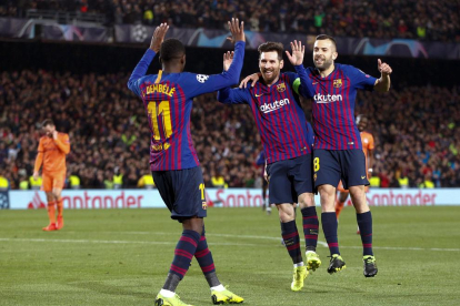 Dembélé celebra amb Messi i Alba el gol que va marcar dimecres en el triomf amb el Lió per 5-1.