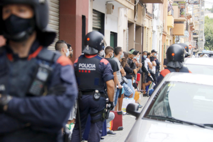 Desalojados 45 okupas “conflictivos” de un bloque de pisos en Mataró