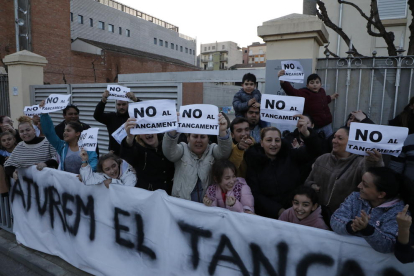 Imatge d’una protesta a les portes del centre contra el tancament.