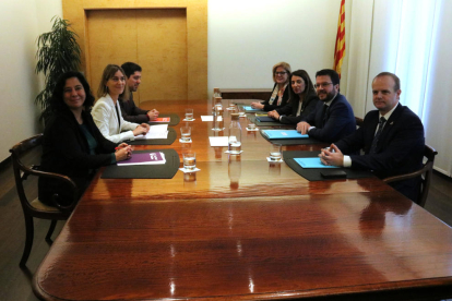 La reunión del vicepresidente del Govern, Pere Aragonès, la portavoz, Meritxell Budó, y representantes de CatECP, en el departamento de Economía este lunes.