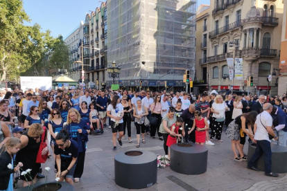 Barcelona homenatja les víctimes del 17A amb flors i 