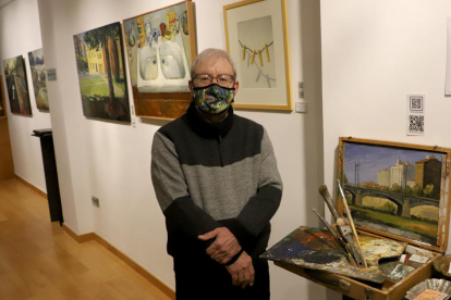 El artista leridano Manel Crosa, ayer en su exposición retrospectiva en el Cercle de Belles Arts.