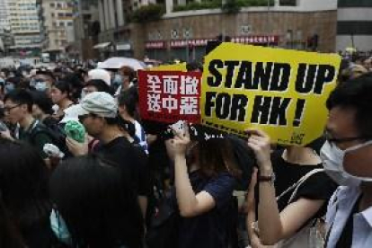 Miles de profesores marchan en Hong Kong para 