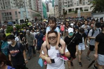 Miles de profesores marchan en Hong Kong para 