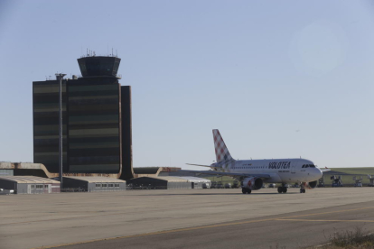 Imagen del avión de Volotea el pasado 10 de enero ante la terminal del aeropuerto. 